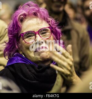 5. Dezember 2015 - l ' Hospitalet De Llobregat, Catalonia/Barcelona, Spanien - ein Verfechter des Wählerverzeichnisses linke En Comu Podem (zusammen können wir) ruft Parolen während eines Treffens der Kampagne für die Parlamentswahlen in l ' Hospitalet de Llobregat © Matthias Oesterle/ZUMA Draht/Alamy Live News Stockfoto