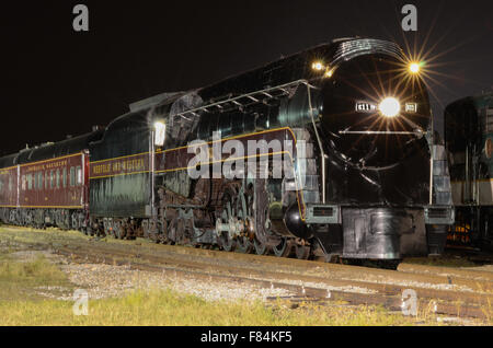 Nachtaufnahme des restaurierten Norfolk & Western 611 im North Carolina Transportation Museum Spencer, NC Stockfoto