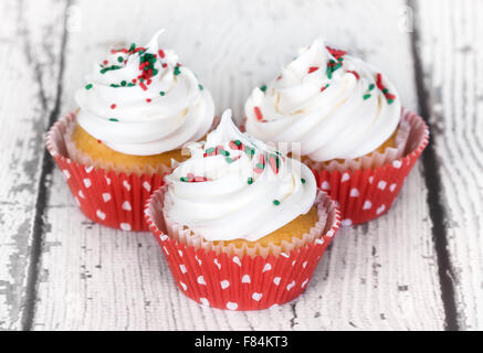 Urlaub-Cupcakes mit Vanille Zuckerguss auf Vintage Holz-Hintergrund Stockfoto