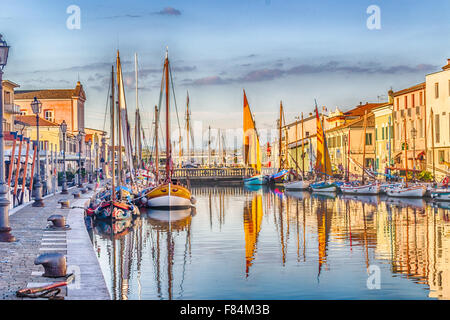 Alte Häuser auf urzeitlichem Kanalhafen in Cesenatico in der Emilia Romagna in Italien Stockfoto