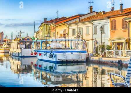 Alte Häuser auf urzeitlichem Kanalhafen in Cesenatico in der Emilia Romagna in Italien Stockfoto