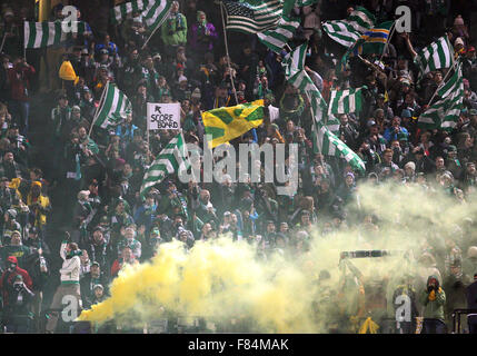 Providence Park, Portland, OR, USA. 22. November 2015. Hölzer-Fans feiern eine Gold während der 2015 MLS Playoff-Spiel zwischen FC Dallas und die Portland Timbers in Providence Park, Portland, OR besuchen. Larry C. Lawson/CSM/Alamy Live-Nachrichten Stockfoto