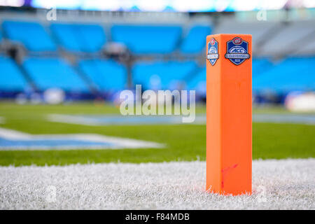 Der Pylon in der Endzone mit dem ACC Meisterschaft-Logo vor dem ACC College Football Championship-Spiel zwischen North Carolina und Clemson am Samstag, 5. Dezember 2015 bei Bank of America Stadium, in Charlotte, North Carolina. Jacob Kupferman/CSM Stockfoto