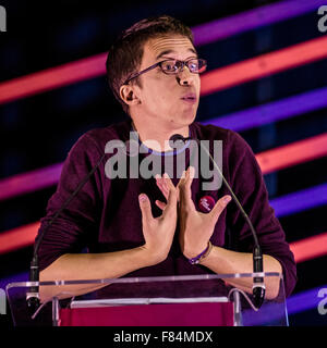 Barcelona, Spanien. 5. Dezember 2015. IÑIGO ERREJON, einer der Podemoss wichtigsten Strategen, spricht bei einem Treffen der Kampagne des Wählerverzeichnisses linke En Comu Podem (zusammen können wir) Spaniens allgemeine Wahlen in l ' Hospitalet de Llobregat Credit: Matthi/Alamy Live-Nachrichten Stockfoto