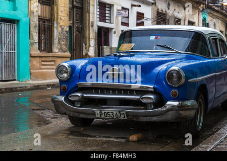Ich sah dieses schöne dunkele blaue klassische Auto auf der Straße in Havanna Centro & fand ein Bild einfach zu schwer zu widerstehen. Stockfoto
