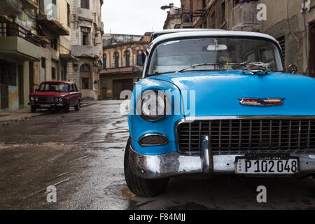 Die Himmel blaue farbigen Oldtimer (importiert von amerikanischen während der fünfziger Jahre) gesehen geparkten oben auf der Seite einer Straße in Havanna. Stockfoto