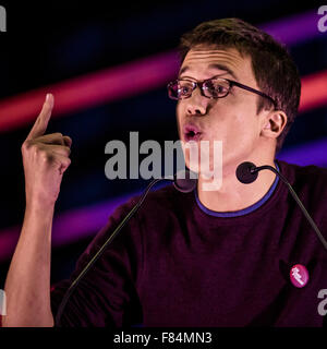 Barcelona, Spanien. 5. Dezember 2015. IÑIGO ERREJON, einer der Podemoss wichtigsten Strategen, spricht bei einem Treffen der Kampagne des Wählerverzeichnisses linke En Comu Podem (zusammen können wir) Spaniens allgemeine Wahlen in l ' Hospitalet de Llobregat Credit: Matthi/Alamy Live-Nachrichten Stockfoto