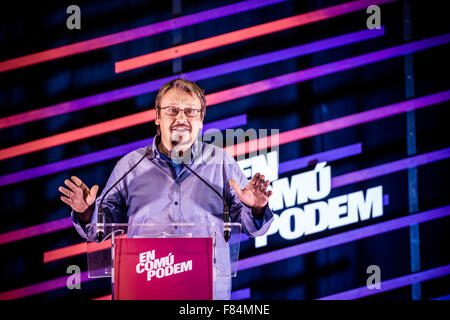 Barcelona, Spanien. 5. Dezember 2015. XAVIER DOMENECH, Nummer eins des Wählerverzeichnisses linke En Comu Podem (zusammen können wir) spricht auf einer Wahlversammlung Kampagne für Spaniens allgemeine Wahlen in l ' Hospitalet de Llobregat Credit: Matthi/Alamy Live-Nachrichten Stockfoto