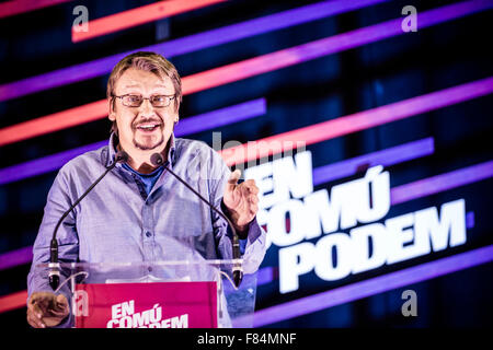 Barcelona, Spanien. 5. Dezember 2015. XAVIER DOMENECH, Nummer eins des Wählerverzeichnisses linke En Comu Podem (zusammen können wir) spricht auf einer Wahlversammlung Kampagne für Spaniens allgemeine Wahlen in l ' Hospitalet de Llobregat Credit: Matthi/Alamy Live-Nachrichten Stockfoto