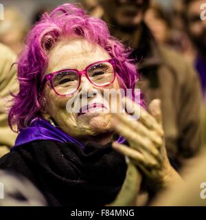 Barcelona, Spanien. 5. Dezember 2015. Ein Verfechter des Wählerverzeichnisses linke En Comu Podem (zusammen können wir) ruft Parolen während eines Treffens der Kampagne für die Parlamentswahlen in l ' Hospitalet de Llobregat Credit: Matthi/Alamy Live-Nachrichten Stockfoto