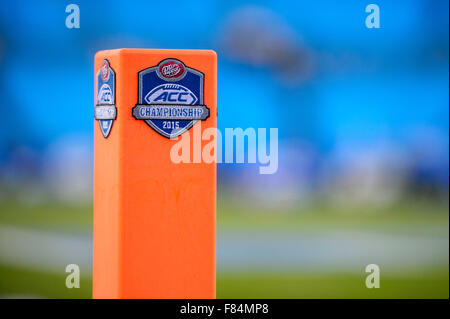 Der Pylon in der Endzone mit dem ACC Meisterschaft-Logo vor dem ACC College Football Championship-Spiel zwischen North Carolina und Clemson am Samstag, 5. Dezember 2015 bei Bank of America Stadium, in Charlotte, North Carolina. Jacob Kupferman/CSM Stockfoto