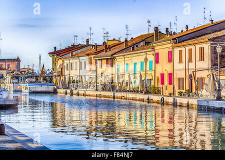 Alte Häuser auf urzeitlichem Kanalhafen in Cesenatico in der Emilia Romagna in Italien Stockfoto