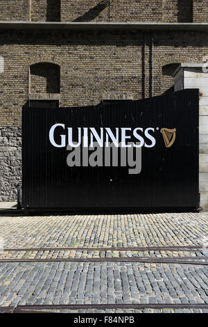 Der Name des Guinness auf das Tor der Guinness-Brauerei. Dublin, Irland Stockfoto