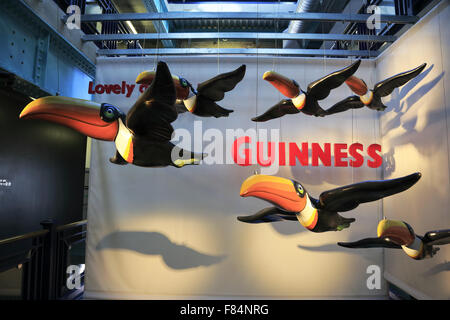 Werbeanzeigen von Guinness Bier im Guinness Storehouse, Dublin Irland anzeigen Stockfoto