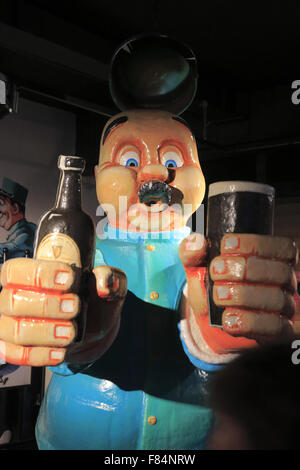 Guinness Bier Werbung Statue im Guinness Storehouse, Dublin Irland anzeigen Stockfoto