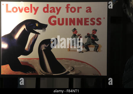 Werbeanzeigen von Guinness Bier im Guinness Storehouse, Dublin Irland anzeigen Stockfoto