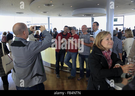 Besucher fotografieren in der Gravity Bar des Guinness Storehouse, Dublin, Irland Stockfoto