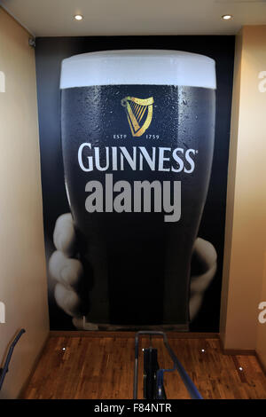 Werbeanzeigen von Guinness Bier Poster im Guinness Storehouse, Dublin Irland anzeigen Stockfoto