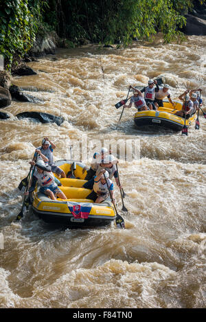 U19 Herren Teams der Slowakei und der Türkei auf Down River Race Kategorie während Rafting-Weltmeisterschaft 2015. Stockfoto