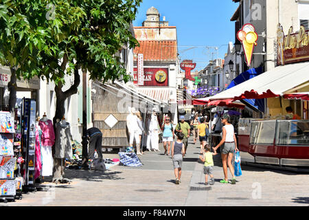 Französische Einkaufsstraße in Saintes Maries De La Mer Badeort an der Mittelmeerküste Bouches-du-Rhône südlich von Frankreich Europa Stockfoto