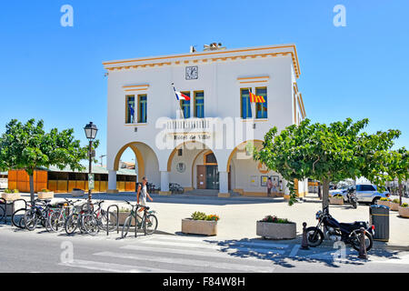 Hotel de Ville Rathaus in Französisch mediterrane Meer Resort Stadt Saintes Maries De La Mer Camargue Bouches du Rhone Provence, Frankreich Stockfoto