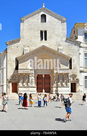 Arles, Frankreich Touristen außerhalb der römisch-katholischen Saint Trophime in Arles Provence Place De La République Stockfoto