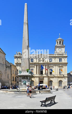 Arles Rathaus & 4. Jahrhundert römische Arles Obelisk und Brunnen in Place De La Republique Provence-Alpes-Côte d ' Azur Bouches-du-Rhône, Frankreich Stockfoto