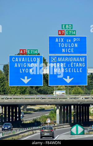 Französische Maut Autoroute in Provence Gantry Route Anzeichen über A8 verbindenden Wege und Abzweigungen Frankreich Stockfoto