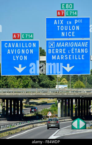 Französische Maut Autoroute in Provence Gantry Route Anzeichen über A8 verbindenden Wege und Abzweigungen Frankreich Stockfoto