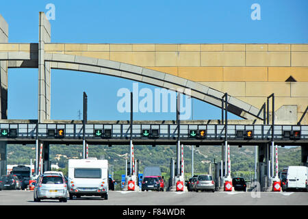 Französische Autoroute au Soleil Autobahn Provence typischen Mautstationen und Sommer Verkehr Stockfoto