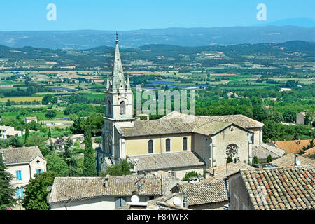 Bonnieux Frankreich Kirche mit Blick über die Ebene des Calavon jenseits Luberon, Vaucluse Provence-Alpes-Côte d ' Azur Stockfoto