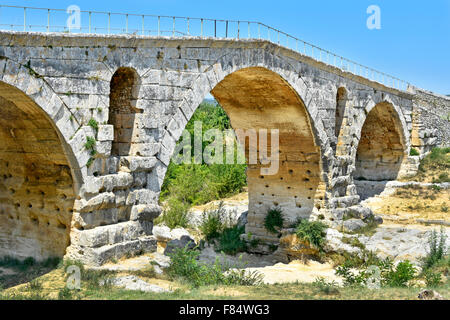 Römische Brücke Französisch denkmalgeschützten alten Stein Bogenbrücke Pont Julien The Julien Brücke über den getrockneten bis Calavon Flussbett Frankreich Stockfoto