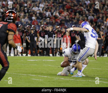 5. Dezember 2015: United States Air Force Academy K #98 Luke Strebel tritt einen Field Goal zu die Führung im 2. Quartal bei Mountain West Conference Championship NCAA Football Spiel zwischen der San Diego State University Azteken und die United States Air Force Academy Falcons im Qualcomm Stadium in San Diego, Kalifornien. SDSU Azteken gebunden die United States Air Force Falcons in der Halbzeitpause 10-10. Justin Cooper/CSM Stockfoto