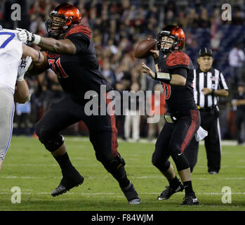 5. Dezember 2015: San Diego State University aztekischen Quarterback #10 Christian Chapman zieht es nach unten um zu laufen für ein paar Yards während der Mountain West Conference Championship NCAA Football-Spiel zwischen der San Diego State University Azteken und die United States Air Force Academy Falcons im Qualcomm Stadium in San Diego, Kalifornien. SDSU Azteken gebunden die United States Air Force Falcons in der Halbzeitpause 10-10. Justin Cooper/CSM Stockfoto