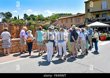 Roussillon Provence Dorf Vaucluse Frankreich Hügel Dorf Gruppe von Menschen in Trainer Reisegruppe versammelte Reiseleiter (versteckt) Stockfoto