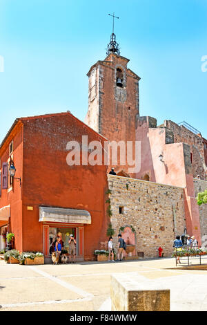 Roussillon Provence Vaucluse Frankreich Hügel Dorf Glockenturm gesehen von der Rathausplatz Stockfoto