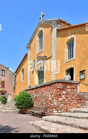 Roussillon Vaucluse Provence Frankreich Kirche in französischen Bergdorf Ocker gefärbt Wände Stockfoto