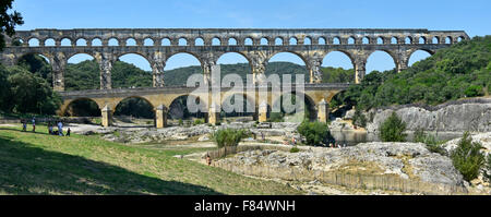 Pont du Gard antike römische Aquädukt überspannt den Fluss Gardon mit der angrenzenden Straße neben hinzugefügt Stockfoto