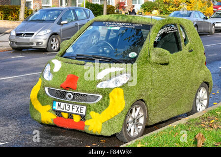 Smart Auto abgedeckt in der gefälschten Rasen Rasen Unusuak mobile Werbung für Kunstrasen Material für Gärten Essex England UK Stockfoto