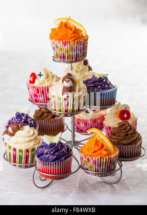 Eine Etagere mit einer Vielzahl von bunten cupcakes Stockfoto