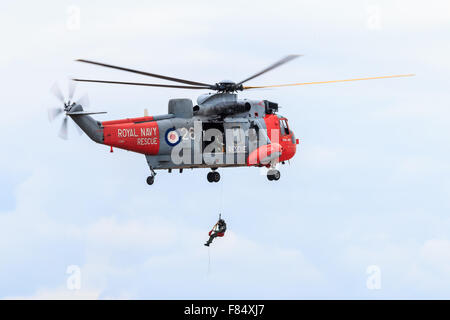 Die Westland WS-61 Sea King eine mock Rettung auf der Southport Airshow Sonntag, 20. September 2015 durchführen. Stockfoto