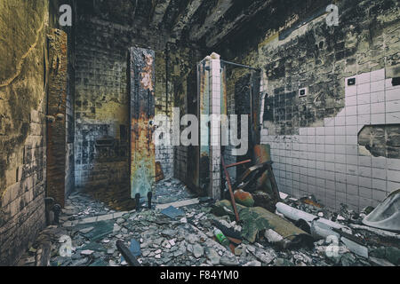 Psychiatrischen Klinik Bad in verlassenen Ruine Gebäude Stockfoto