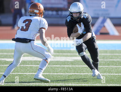 Albuquerque, New Mexico, USA. 5. Dezember 2015. 120515.Cleveland #25 Ryan Anderson, Recht, versucht, an Eldorados #3 vorbeizukommen Elijah Gudelj-Cox, links, während am Samstag 6A State Championship Spiel, Samstag, 5. Dezember 2015, an der Cleveland High School in Rio Rancho, N.M. Credit: Marla Brose/Albuquerque Journal/ZUMA Draht/Alamy Live News Stockfoto