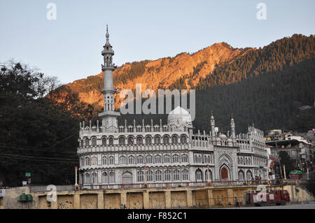 Naina oder Chenna Peak im Hintergrund dieses wunderschöne Moschee Montague in der Nähe von Wohnungen in Mallital, Nainital, Uttarakhand, Indien. Stockfoto