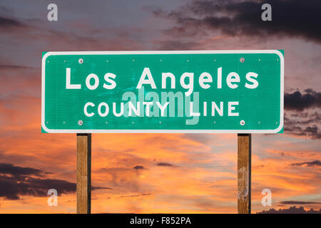 Los Angeles county Line Schild mit Sonnenuntergang Himmel. Stockfoto