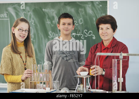 Wissenschaft und Chemie Classees in der Schule mit intelligenten Kinder und Lehrer Stockfoto