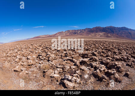 Schmutzige Salzwüste mitten im Death Valley Stockfoto