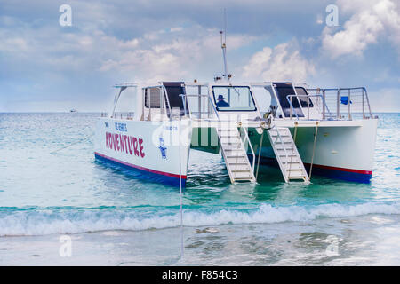 Bart Katamaran namens "Abenteuer" ein Charter-Boot, verankert in der Nähe von Turtle Beach, Buck Island, US Virgin Islands. Stockfoto