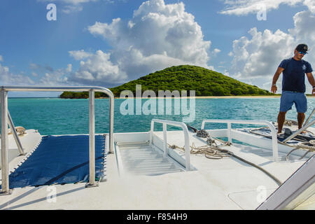 Ein Mitglied der Crew bereitet den Anker vor der Landung am Buck Island in der Karibik in der Nähe von St. Croix, Amerikanische Jungferninseln. USVI, U.S.V.I. Stockfoto