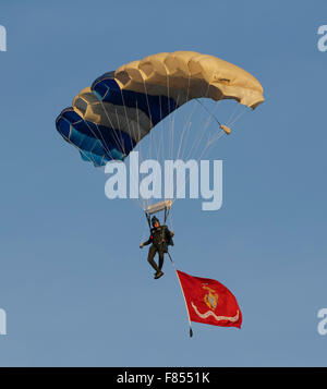 San Diego, Kalifornien, USA. 5. Dezember 2015. Luftwaffe Flügel des blauen Fallschirm Team geben Sie das Stadion mit der Marine Corp-Flagge vor der Mountain West Conference Championship NCAA Football-Spiel zwischen der San Diego State University Azteken und die United States Air Force Academy Falcons im Qualcomm Stadium in San Diego, Kalifornien. SDSU Azteken besiegen der United States Air Force Falcons 27 - 24. Justin Cooper/CSM/Alamy Live-Nachrichten Stockfoto